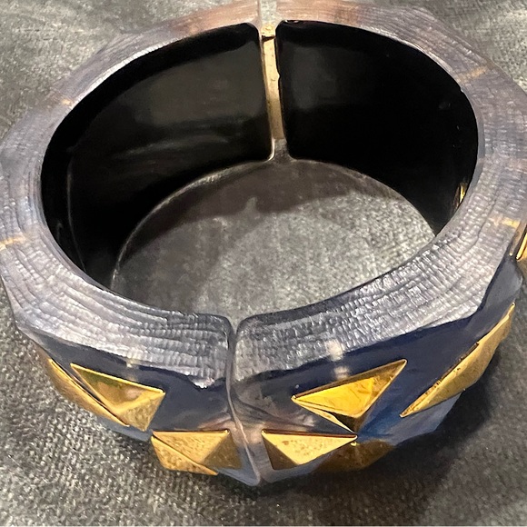 RARE FIND! ALEXIS BITTAR Blue Lucite Bangle Bracelet With Gold Studs - Picture 5 of 7